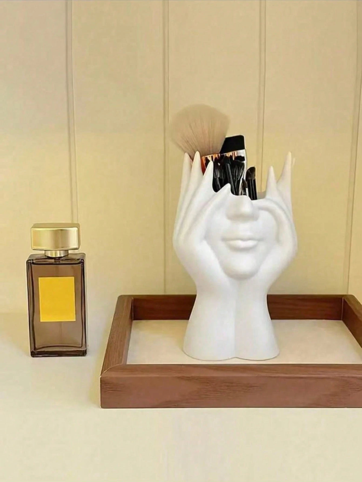 1pc Creative Design Handmade Makeup Brush Holder- This Unique Makeup Brush Holder Is Made Of Decorative Resin, A Desktop Makeup Brush Organizer. It Features An Anti-Drop Design, Exquisite Carved Deco