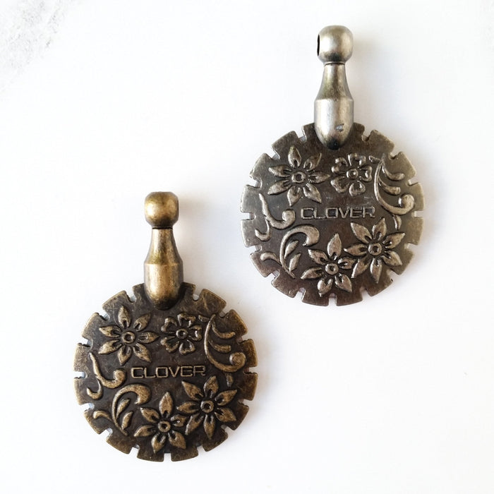 Clover thread cutter pendant-Stitched Modern