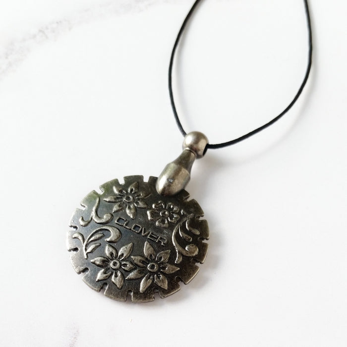 Clover thread cutter pendant-Stitched Modern