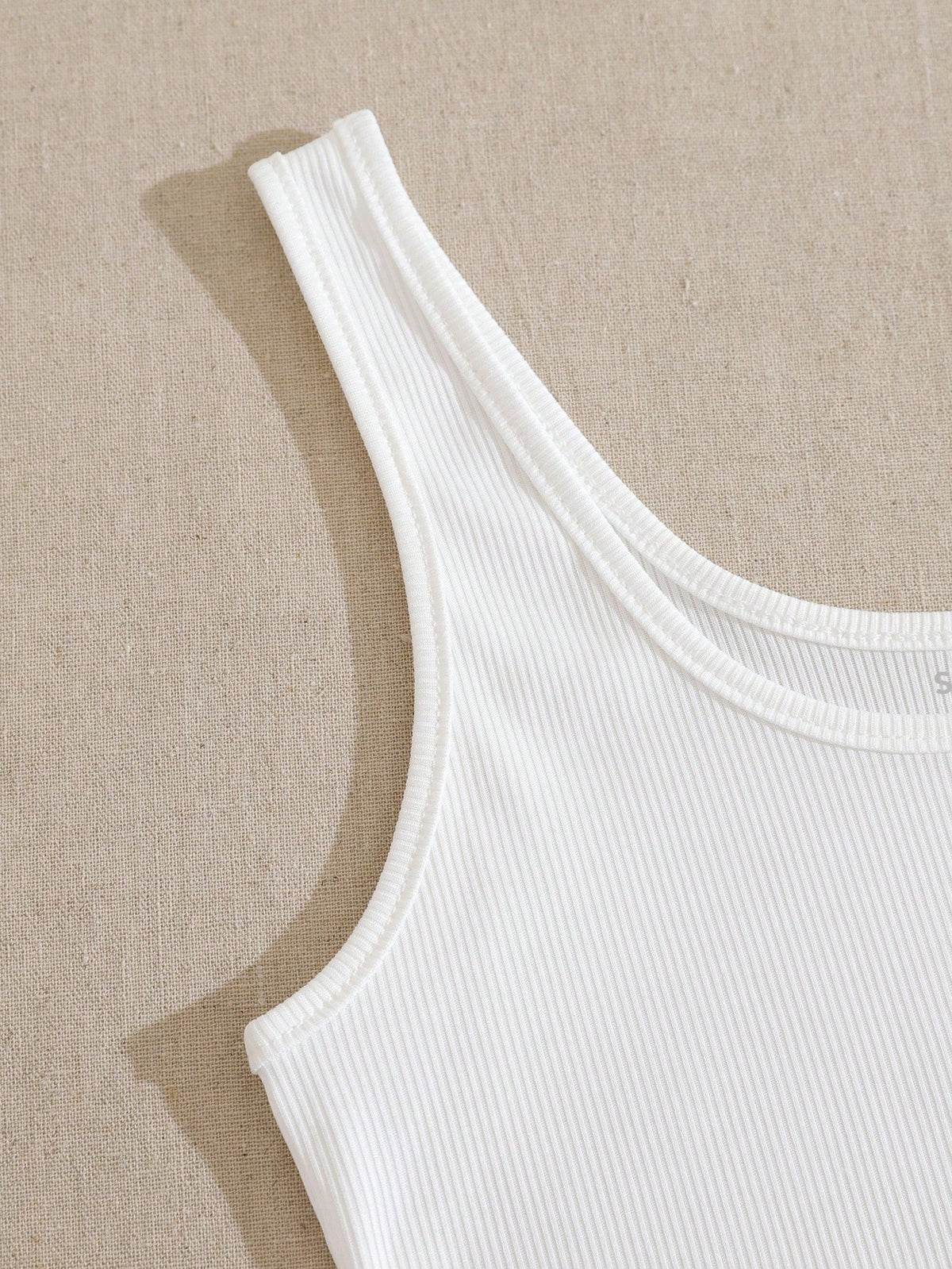 EMERY ROSE Solid Scoop Neck Tank Top