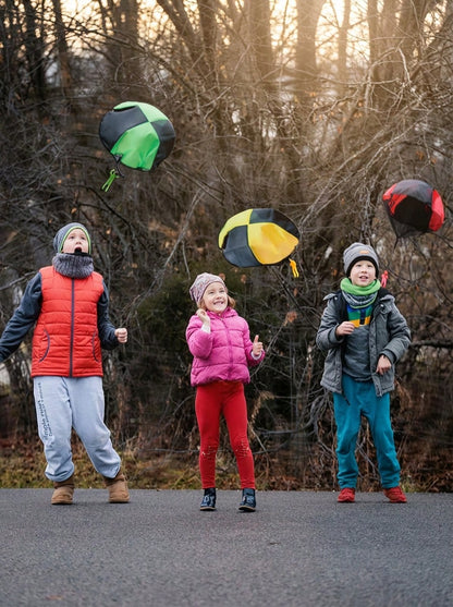 MINKOJA 4pcs Parachute Toys, Hand Throwing Parachute Soldier Jumping Parachute Model Toys, Outdoor Children Parachute People Dolls Toys, Hand Throwing, Military Parachute Toys, Throwing Game Suitable